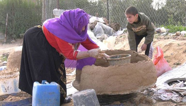 الفقر يعيد الاعتماد على أفران الطين بغزة