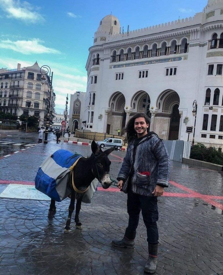 الشاب الجزائري ياسر مع الحمار في مغامرة السير 2300 كيلومتر الشاب الجزائري ياسر مع الحمار في مغامرة السير 2300 كيلومتر