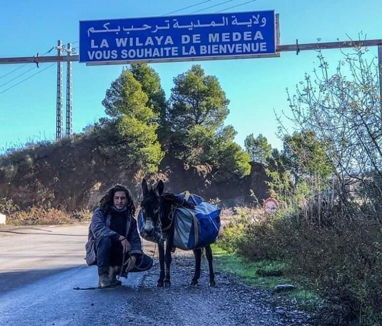 الشاب الجزائري ياسر مع الحمار في مغامرة السير 2300 كيلومتر الشاب الجزائري ياسر مع الحمار في مغامرة السير 2300 كيلومتر