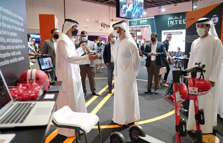 الشيخ منصور بن محمد بن راشد آل مكتوم يزرو معرض جيتكس