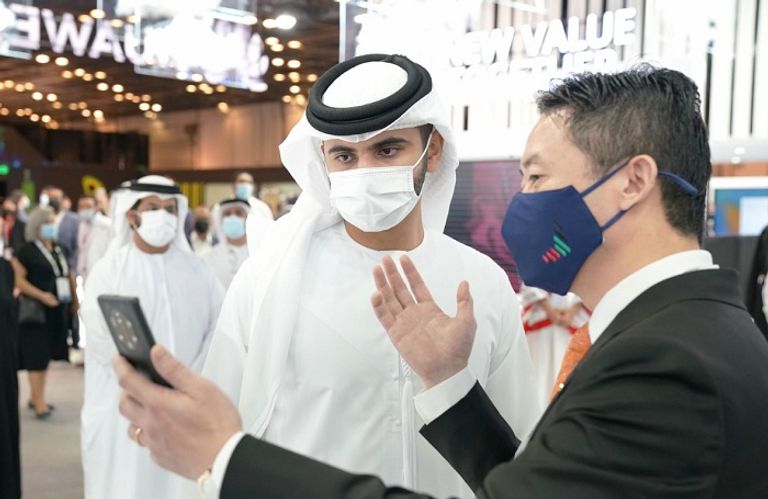 الشيخ منصور بن محمد بن راشد آل مكتوم يزرو معرض جيتكس