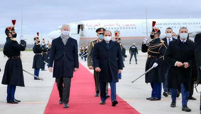 الرئيس المصري خلال وصوله لباريس اليوم
