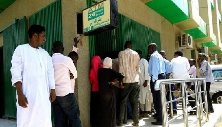سودانيون قرب ماكينة صراف آلي في الخرطوم