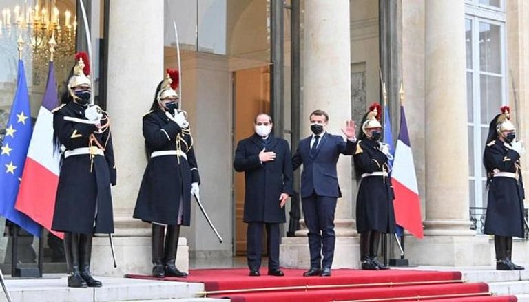 الرئيس الفرنسي يستقبل نظيره المصري عند الإليزيه