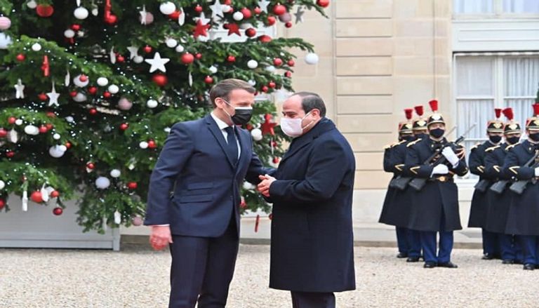 الرئيس الفرنسي يستقبل نظيره المصري عند الإليزيه