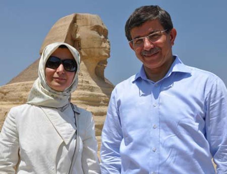 داود أوغلو وزوجته في يمين الصورة