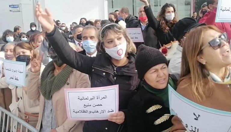 محتجات على عنف الإخوان أمام برلمان تونس