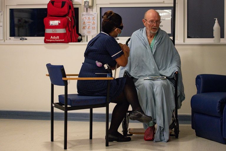 المسن البريطاني ويليام شكسبير يتلقى لقاح كورونا