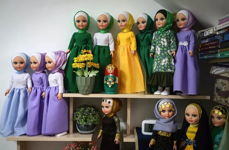 دمى مسلمة في روسيا تساعد في تعليم الأطفال الصلاة والنطق الصحيح فيها.