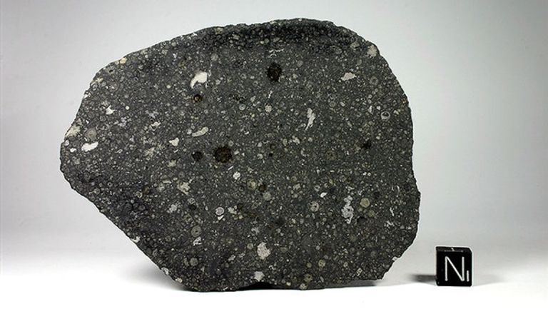 رسم توضيحي لتدفق الرياح الشمسية فوق الكويكبات في بدايات النظام الشمسي