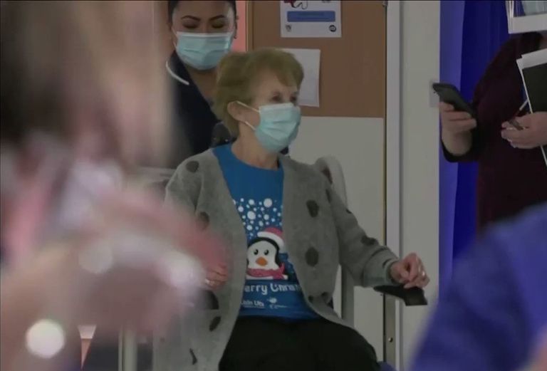 حوار بين السيدة مارجاريت والممرضة قبل تطعيمها باللقاح المضاد لكورونا