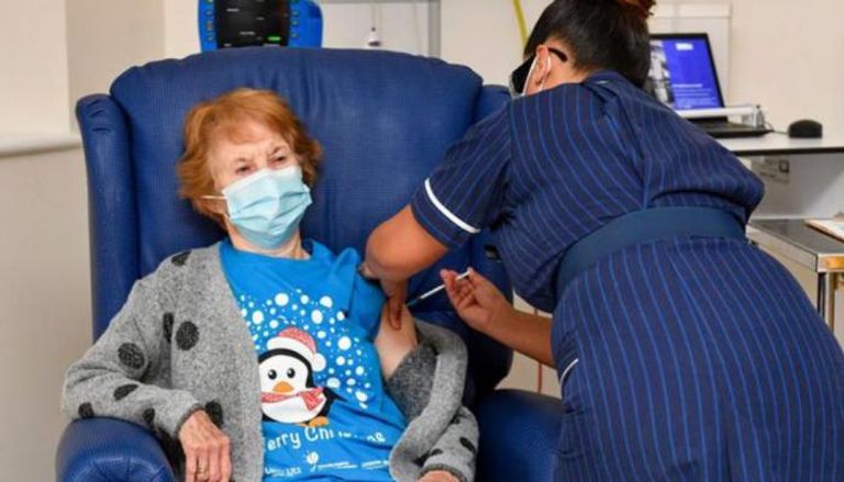 حوار بين السيدة مارجاريت والممرضة قبل تطعيمها باللقاح المضاد لكورونا