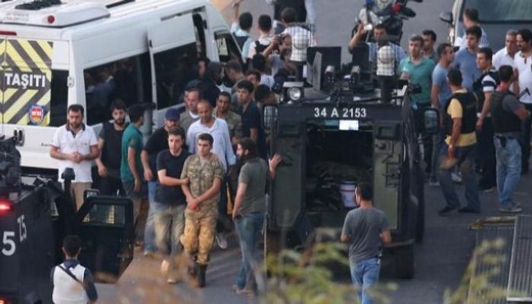 لحظة اعتقال أحد العسكريين في تركيا - أرشيفية