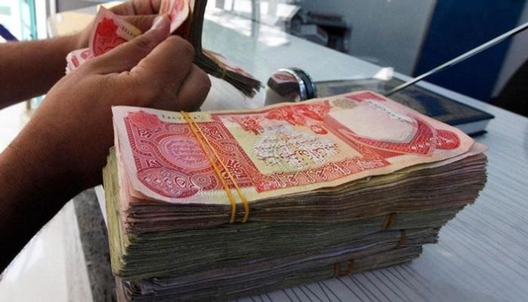 حكومة العراق تنفي نيتها رفع سعر الدولار