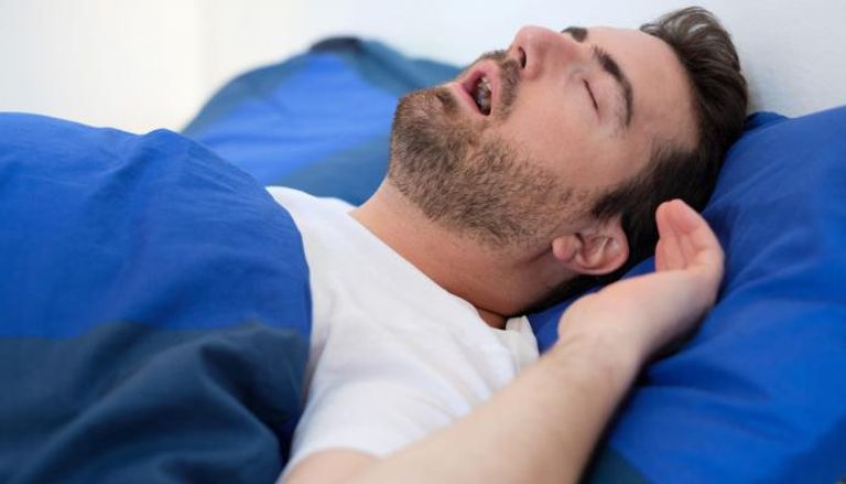 شخص يعاني من انقطاع التنفس أثناء النوم... تعبيرية