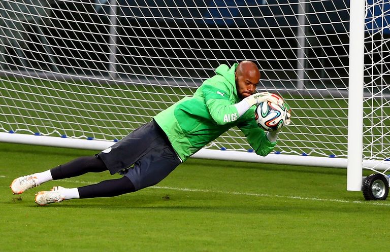 رايس مبولحي حارس منتخب الجزائر رايس مبولحي حارس منتخب الجزائر