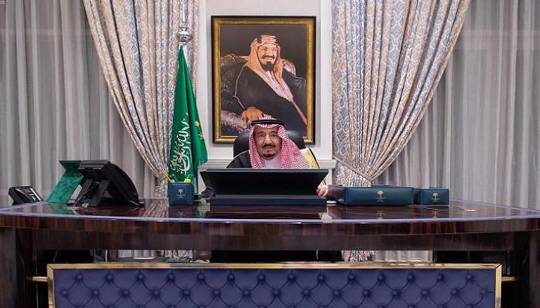 العاهل السعودي خلال ترؤسه اجتماع مجلس الوزراء