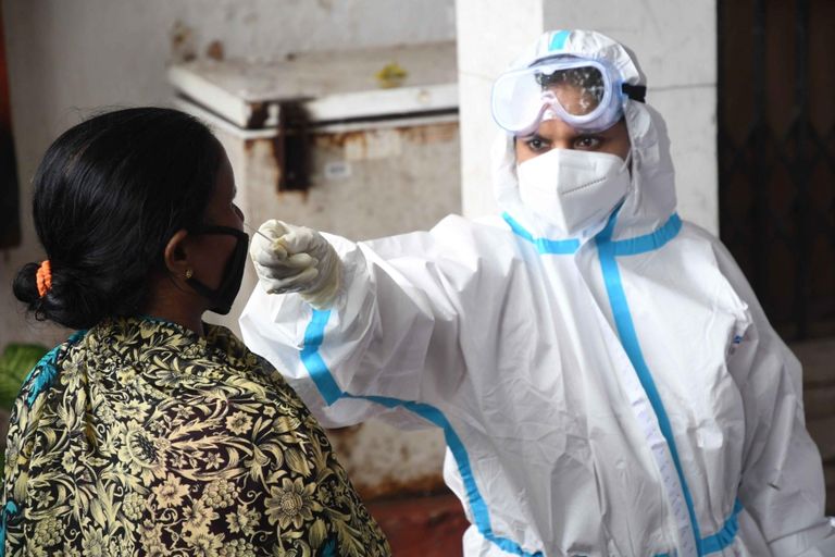 رجل يرتدي كمامة للوقاية من فيروس كورونا