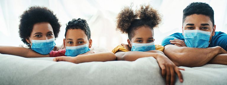 رجل يرتدي كمامة للوقاية من فيروس كورونا