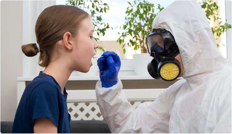 رجل يرتدي كمامة للوقاية من فيروس كورونا