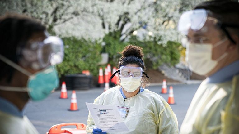 رجل يرتدي كمامة للوقاية من فيروس كورونا