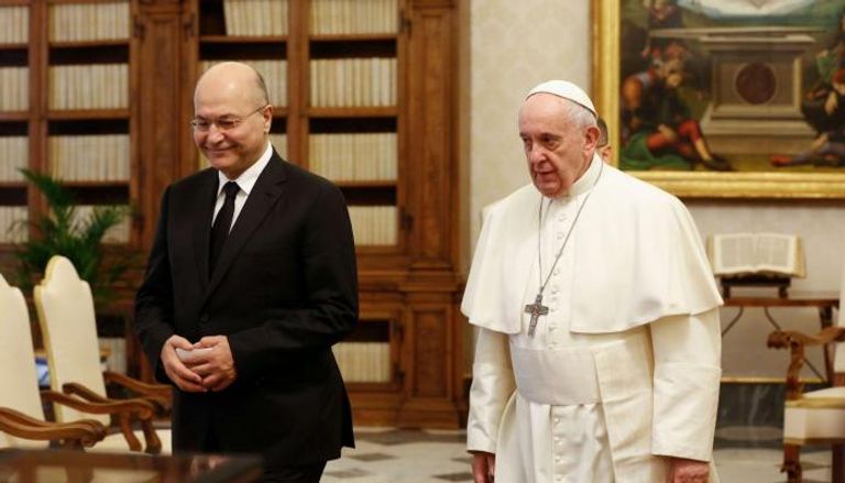 الرئيس العراقي برهم صالح خلال لقائه البابا في الفاتيكان