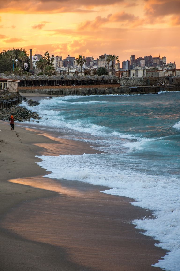 سيدة تركض على بحر كازينور الشاطبي 