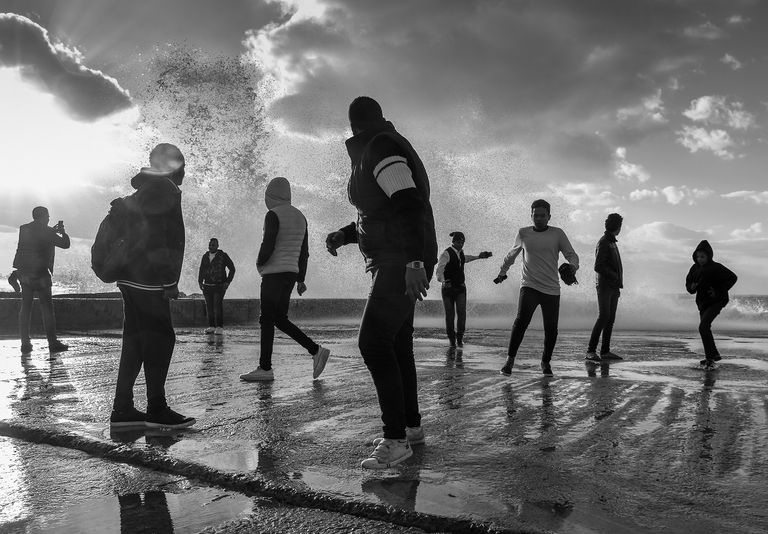 شباب يمرحون على البحر في منطقة لسان جليم سابقاً