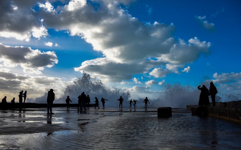 شباب يمرحون على البحر في منطقة لسان جليم سابقاً