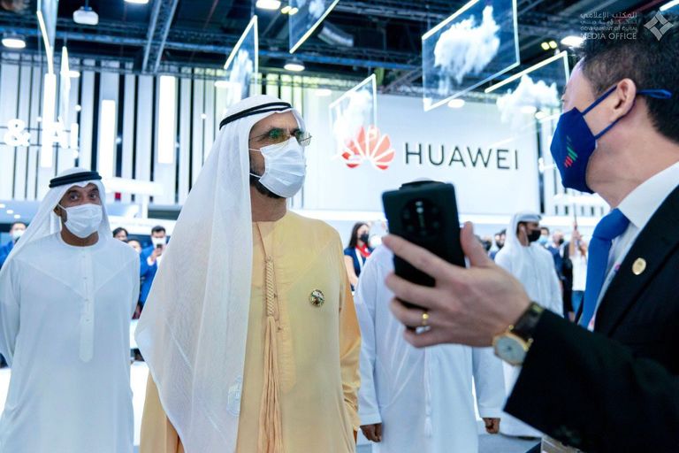 الشيخ محمد بن راشد آل مكتوم نائب رئيس دولة الإمارات رئيس مجلس الوزراء حاكم دبي، يتفقد أجنحة معرض جيتكس العالمي 2020.