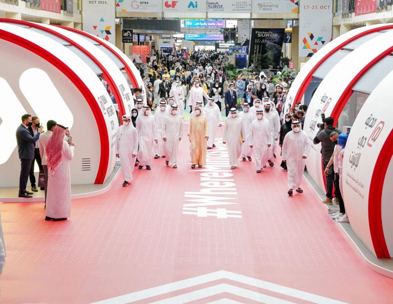 الشيخ محمد بن راشد آل مكتوم نائب رئيس دولة الإمارات رئيس مجلس الوزراء حاكم دبي، يتفقد أجنحة معرض جيتكس العالمي 2020.