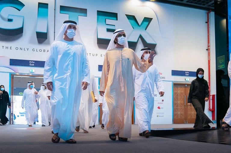 الشيخ محمد بن راشد آل مكتوم نائب رئيس دولة الإمارات رئيس مجلس الوزراء حاكم دبي، يتفقد أجنحة معرض جيتكس العالمي 2020.