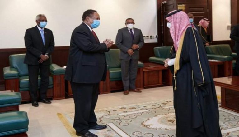 جانب من لقاء رئيس الوزراء السوداني ووزير الخارجية السعودي