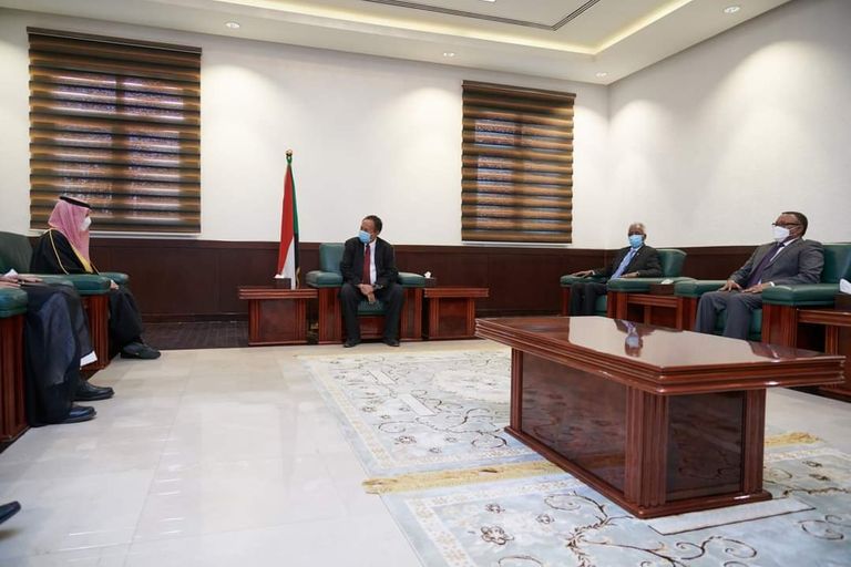 جانب من لقاء رئيس الوزراء السوداني ووزير الخارجية السعودي