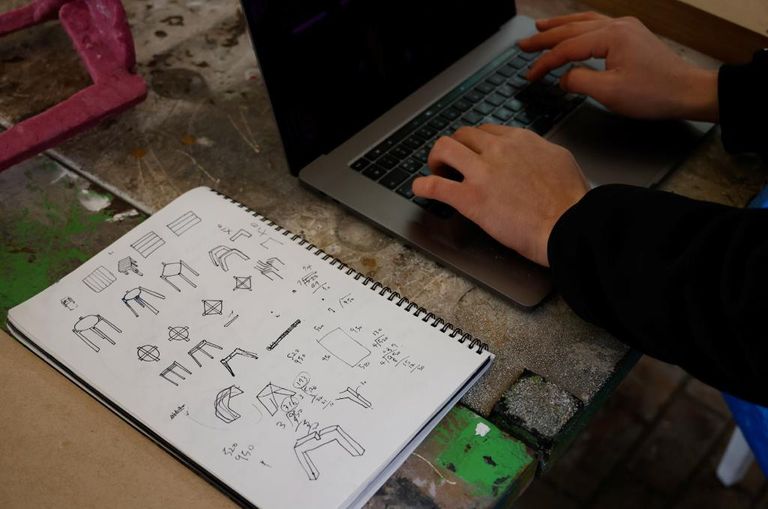 طالب كوري يعيد التدوير في زمن كورونا