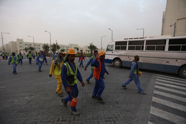 عمال الملاعب في قطر