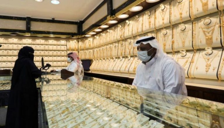 الذهب يتراجع في السعودية مع هبوط عالمي قوي