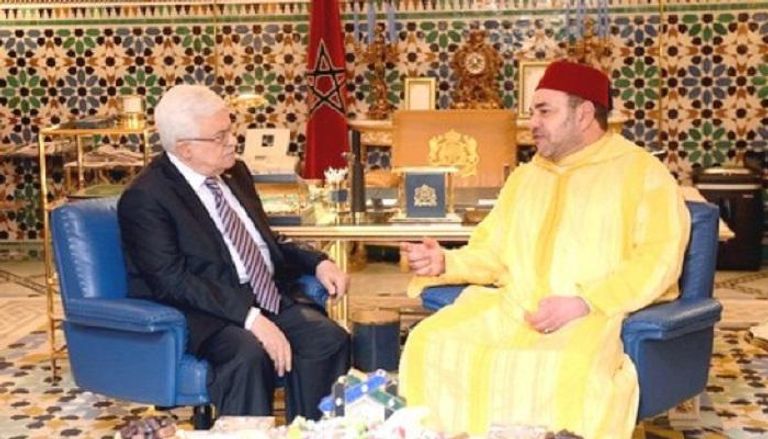العاهل المغربي والرئيس الفلسطيني خلال لقاء سابق