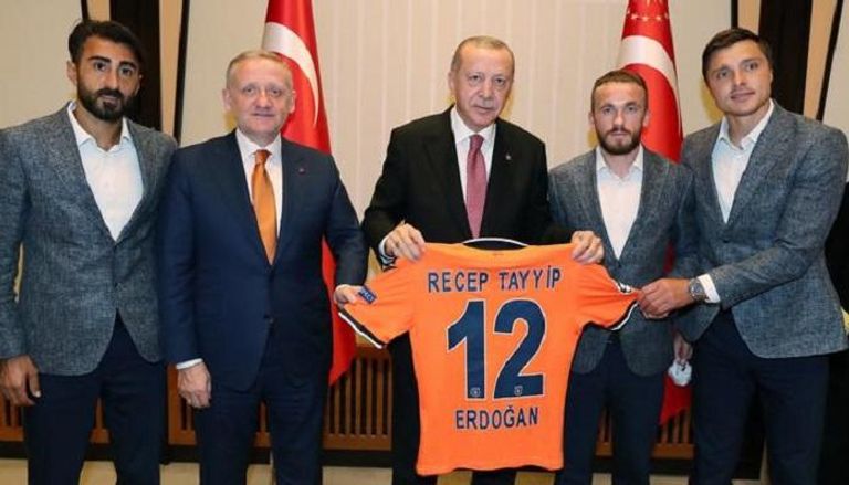 أردوغان مع مسؤولي فريق باشاك شهير