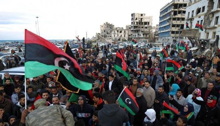 الليبيون يخرجون من وقت لآخر في مظاهرات ضد الفساد
