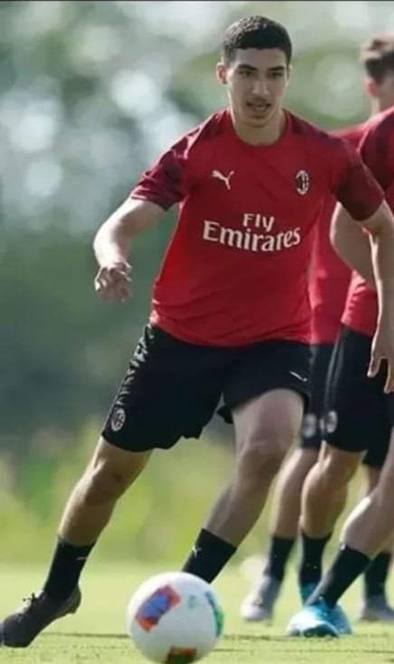 رياض طاهر لاعب رديف ميلان  جمال بلماضي مدرب منتخب الجزائر