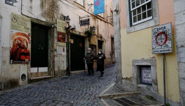 سيدتان ترتديان الكمامة في أحد شوارع لشبونة