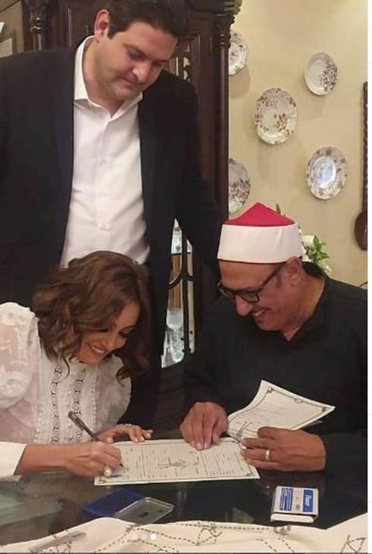 بشرى وسالم هيكل عقب التوقيع على وثائق الزواج