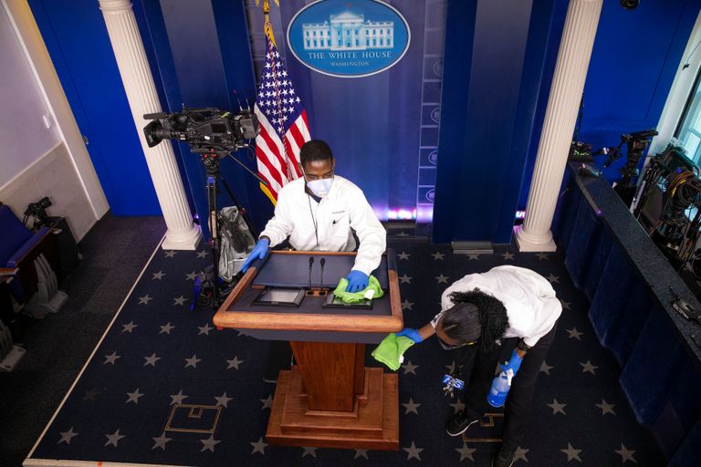 جانب من عملية النظافة بالبيت الأبيض