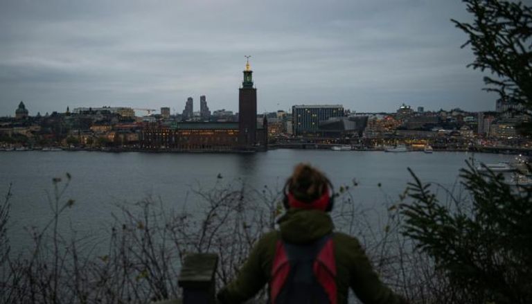 امرأة تزور موقعا يتمتع بإطلالة كاشفة على العاصمة السويدية ستوكهوم
