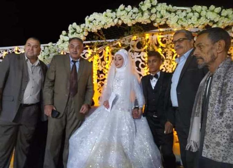 صور السيسي يفاجئ عروسين بـ هدية غير متوقعة
