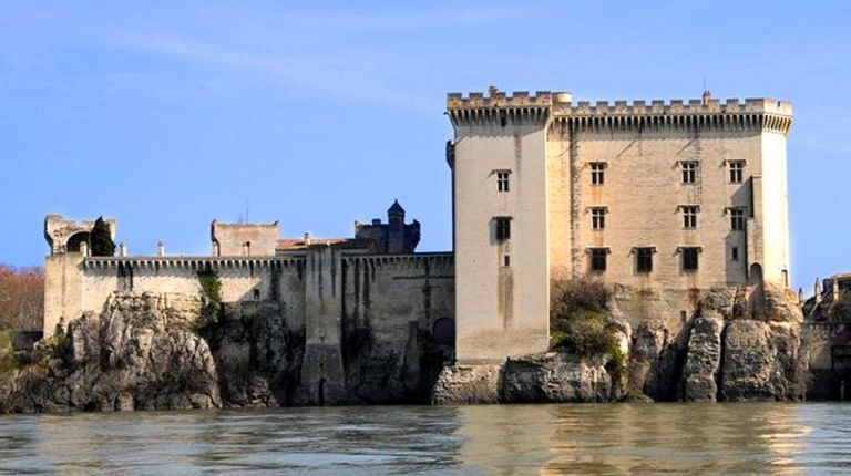 قصر تارسكون Chateau de Tarascon