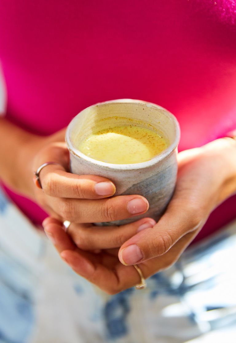 فوائد الحليب الذهبي للصحة - تعبيرية الحليب الذهبي .. مشروب صحي لتقوية الجهاز المناعي