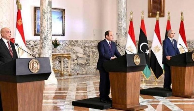 الرئيس السيسي وعقيلة صالح والمشير خليفة حفتر خلال الإعلان عن مبادرة القاهرة - أرشيفية