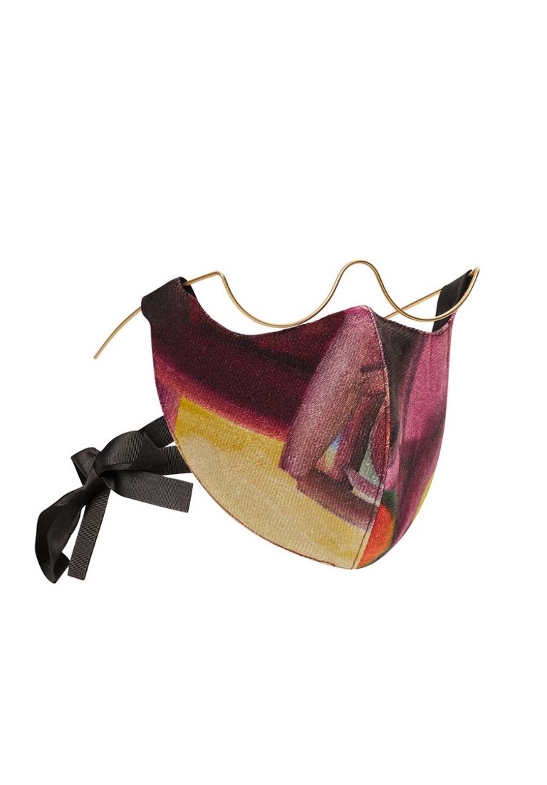 كمامة النظارات أحدث صيحات الأقنعة الواقية في 2020، بفضل الشراكة والتعاون، الذي تم بين المصممة وسيدة الأعمال البريطانية Vivienne Westwood مع ماركة Wires Glasses للنظارات كمامة النظارات.. أحدث صيحات الأقنعة الواقية في 2020